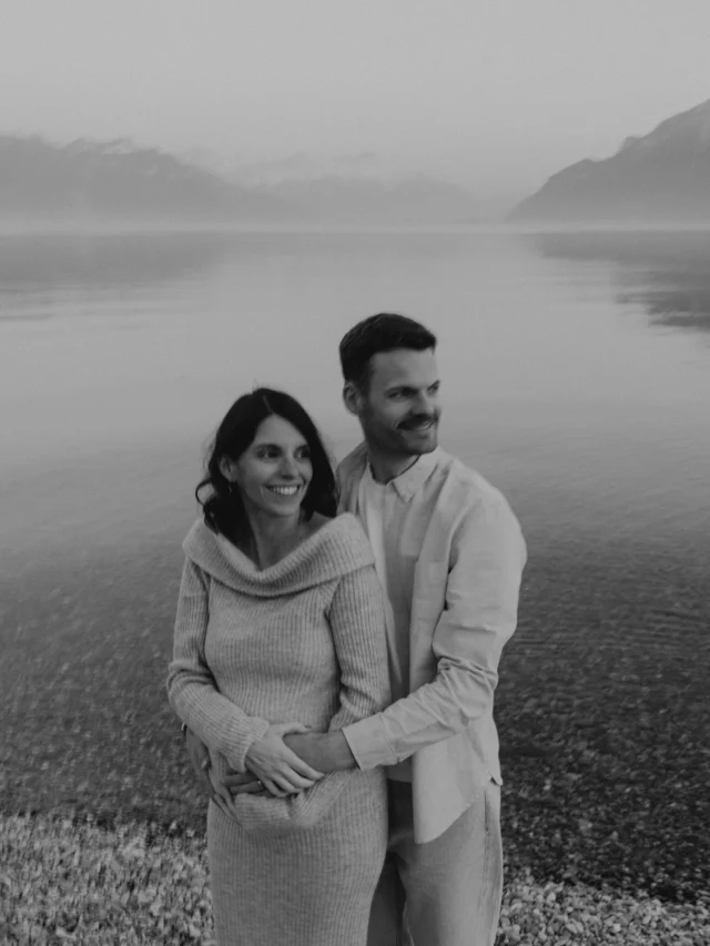 M&G + E 🤍 
après une séance famille il y a maintenant 3 ans, leur mariage civil puis laïc au Portugal, me voici à nouveau avec cette petite famille que je chéris tant et qui s’agrandit !!

pouvoir immortaliser ces moments de vie à travers le temps me rend si reconnaissante 🥺 alors comme toujours, merci du fond du cœur 🫶🏼

-

after a family session 3 years ago, their wedding in Portugal, here I am again with this little family that I cherish so much and that is growing!!!

to be able to immortalise these moments of life through time makes me so grateful 🥺 so as always, thank you from the bottom of my heart 🫶🏼

#photographefamillesuisse#swissfamilyphotographer#photographesuisseromande#pregnancyshoot#momtobe#swissriviera#visitmontreux