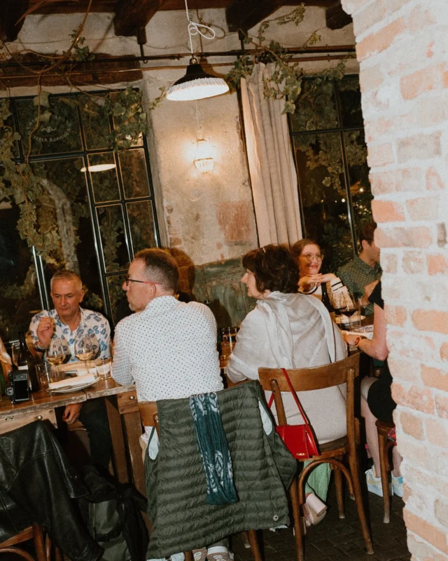 happy Easter week-end 🌼

a good excuse to share V&M’s welcome dinner at @casascaparone filled with love, joy and family 🍷 

#italianwedding#destinationweddingphotographer#italianweddingphotographer#welcomedinner#swissweddingphotographer#italianweddingvenue