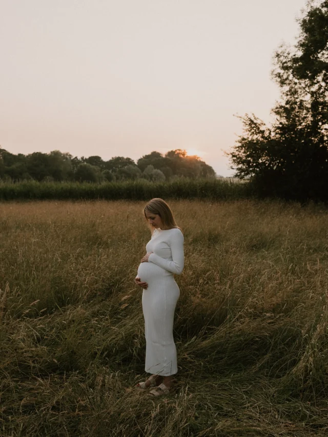 N&J + 1 very soon 🧡

et mes moments préférés : les couchers de soleil de l’été 🌾

#pregnancyphotography#swissphotographer#photographesuisse#photographegrossessesuisse#photographelausanne